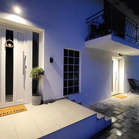 Under The Castle Апартаменты *